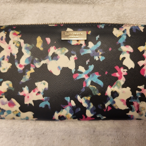 Kate Spade 4 pc set, tote, Zip around wallet, name up bag and scarf - Picture 4 of 6